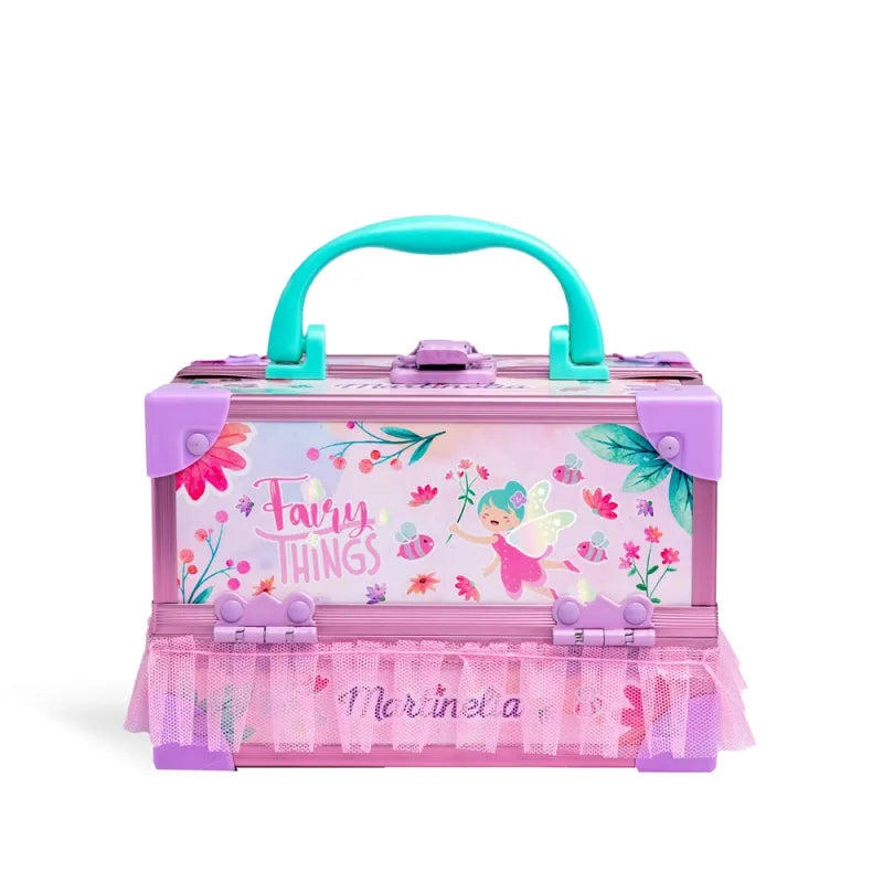 Set de belleza diseñado para que los más pequeños disfruten del maquillaje y los accesorios de forma divertida.