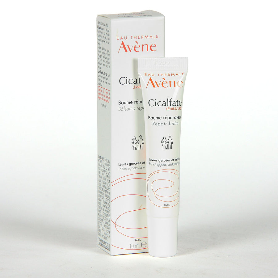 El&nbsp;Bálsamo Reparador de Labios Avène Cicalfate&nbsp;nutre y repara los labios secos y agrietados de toda la familia, en tan sólo 2 días de uso.