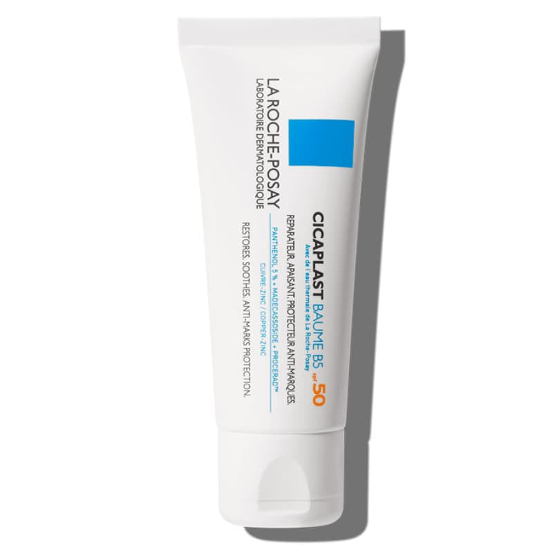 Ayuda a calmar la piel, favorecer la reparación de la barrera cutánea y proteger frente a los rayos UV gracias a su alta protección solar SPF50.