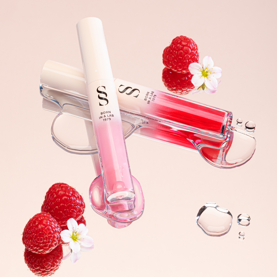 Gloss labial con base de aceites que aporta brillo y color uniforme a los labios mientras repara y protege la función barrera de los labios.