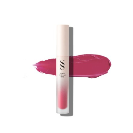 Labial kissproof hidratante y ultraligero con textura cremosa y acabado mate e intransferible. Formulado con Aceite de Aguacate, por su acción hidratante y Vitamina C, por su acción antioxidante.