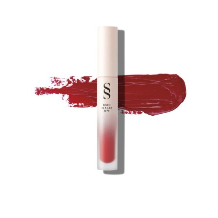 Labial kissproof hidratante y ultraligero con textura cremosa y acabado mate e intransferible. Formulado con Aceite de Aguacate, por su acción hidratante y Vitamina C, por su acción antioxidante.